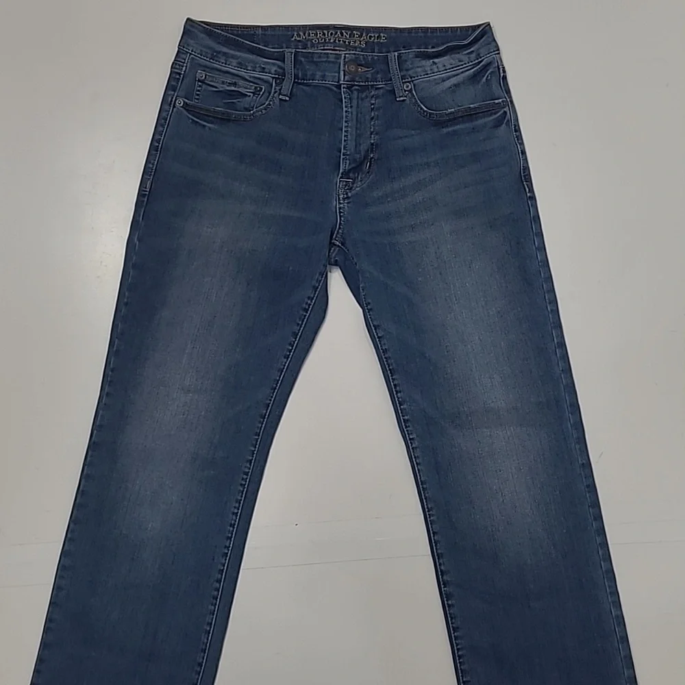 AE 360 Extreme Flex Jeans Straight Mid Wash Midi Waist Rise Whiskered Worn 31x32
